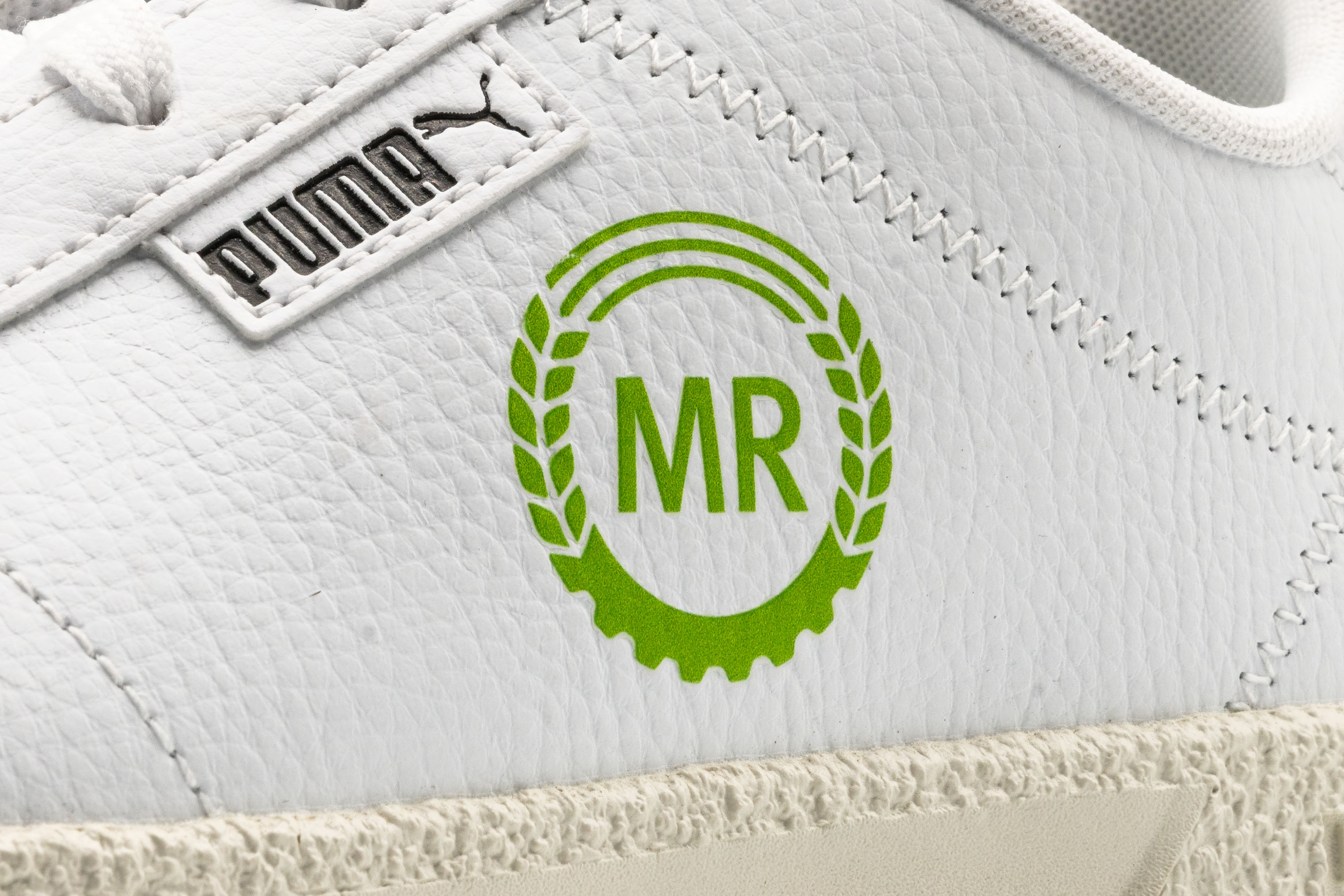 weißer Sneaker, Leder, Schnürsenkel, grünes MR-Logo, Naht